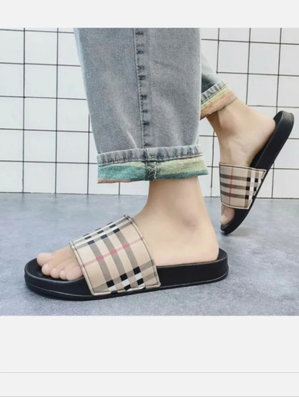 NEW MEN/WOMEN PLAID SLIP ON SANDALS SHOES IN SIZES MEN 11.5-12/ WOMEN 13- 13.5 - Picture 3 of 3
